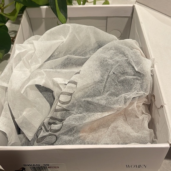 Dream Paris Women's Size 5 SwanHigh Heel Platform Suede Pump Shoes - Picture 7 of 7